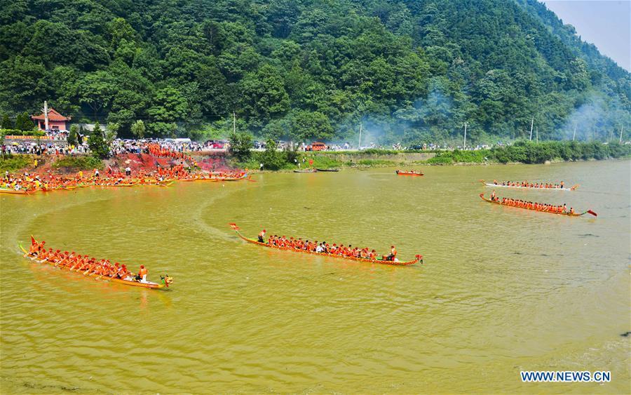 Dragon boat competition held in Jiangxi