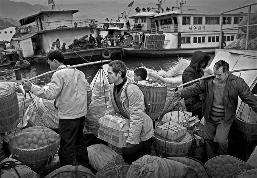 Photographer captures life along the Yangtze River in post-Three Gorges era
