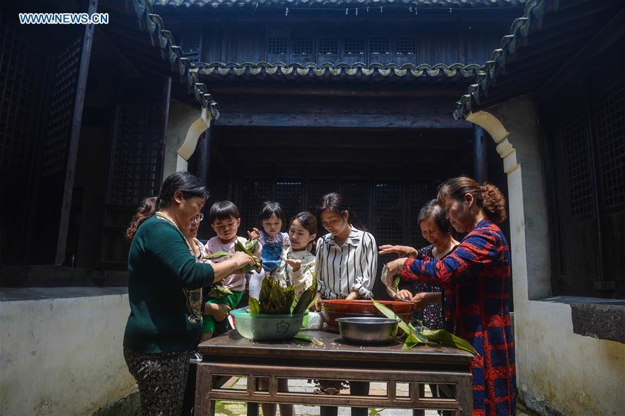 Villagers make rice dumplings to mark Dragon Boat Festival