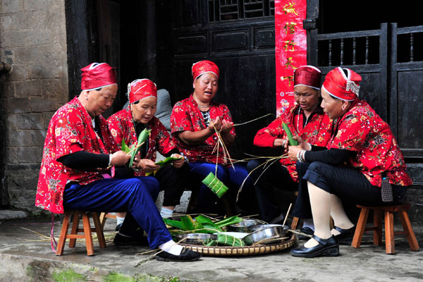 Ethnic ways for celebrating the Dragon Boat Festival