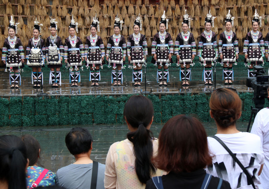 Actors of Dong ethnic group sing songs to mark Duanwu Festival