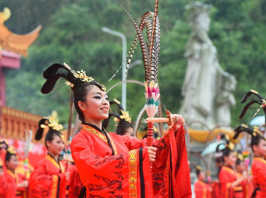 Sacrificial ceremony for patron of women, children held in SE China