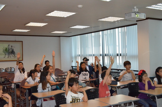 Young South Koreans get taste of Dragon Boat Festival