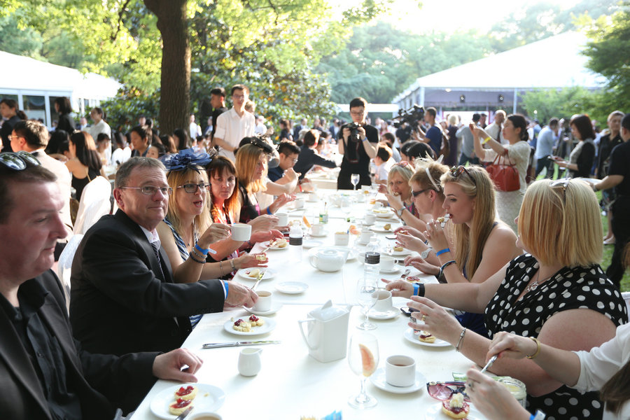 World's largest cream tea party marks Queen's 90th in China