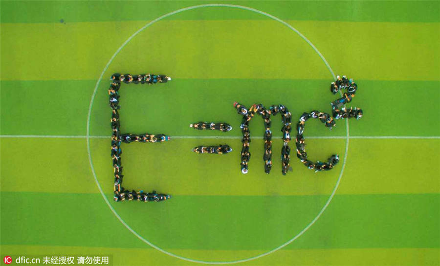 Jilin students celebrate graduation in creative way