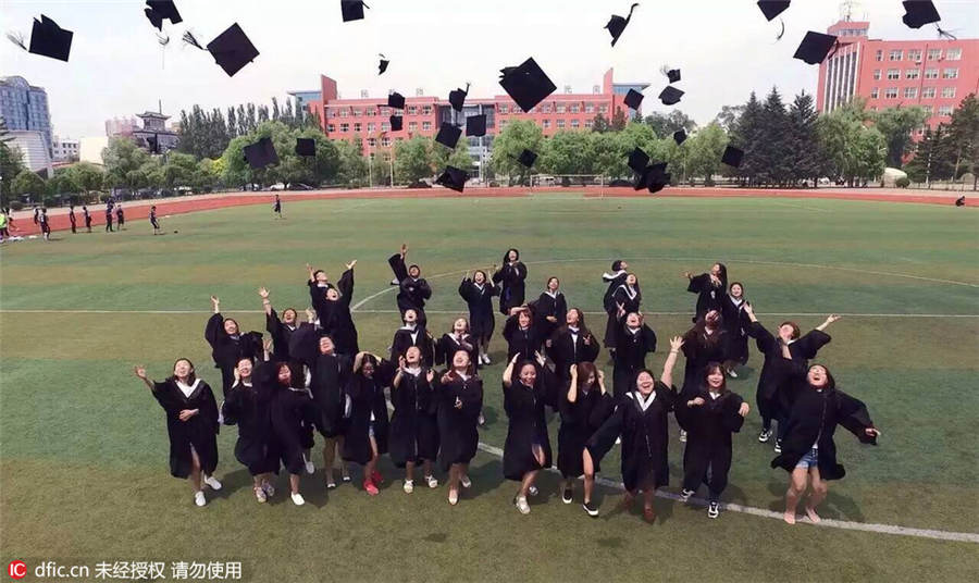 Jilin students celebrate graduation in creative way