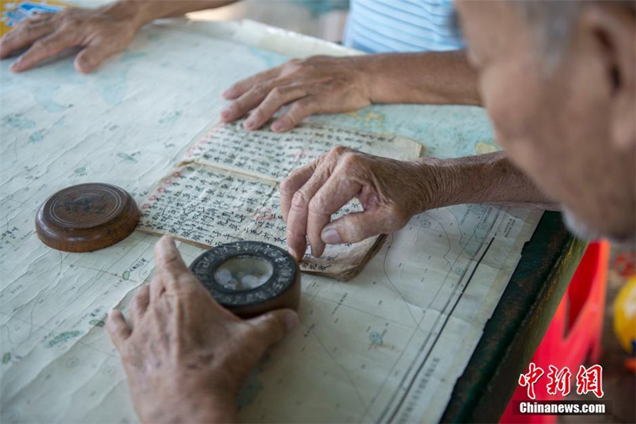 89-year-old fisherman writes his own sea manual in Hainan