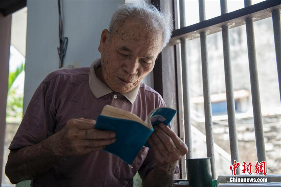 89-year-old fisherman writes his own sea manual in Hainan