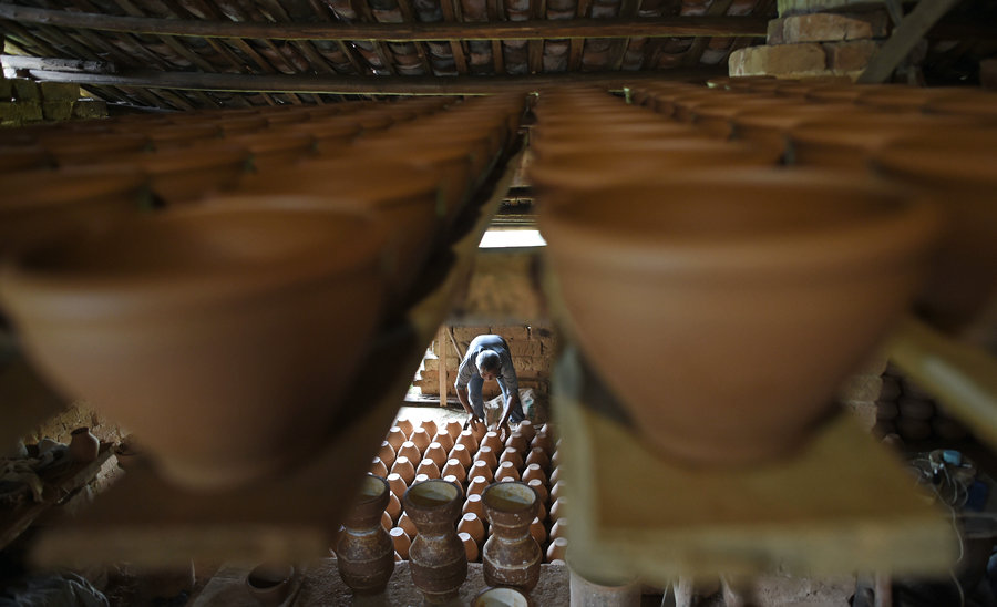 Man spends half a century making clay jars