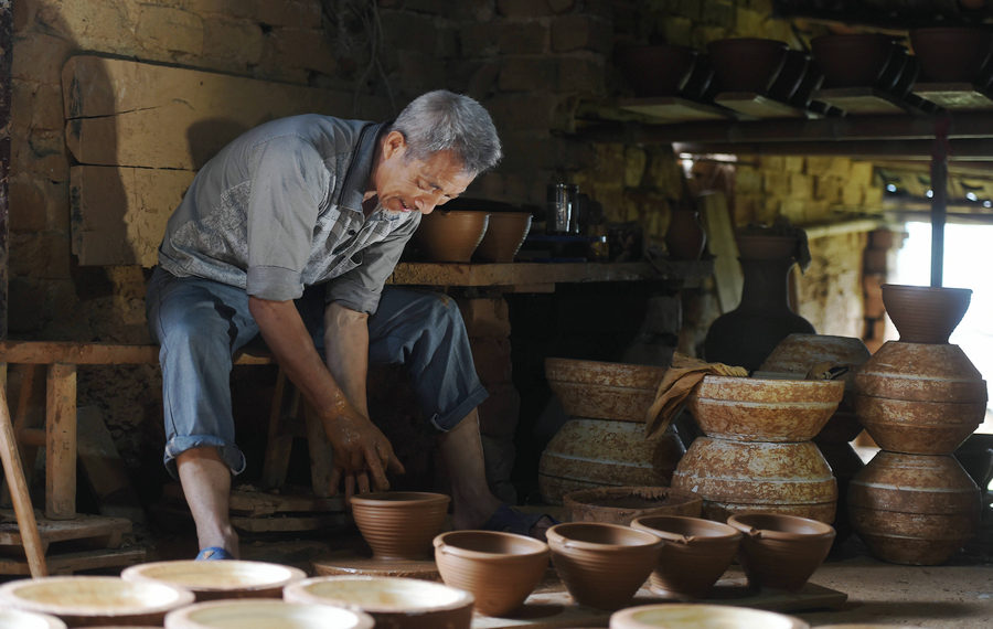 Man spends half a century making clay jars