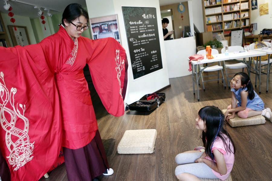 Kids wear Han-style costumes during summer camp in Beijing