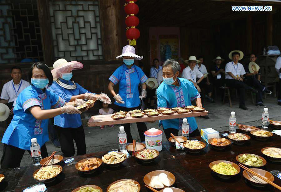 People enjoy meal during 'Helong Banquet' in Central China