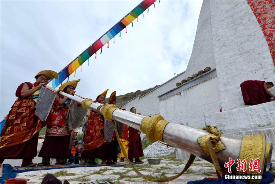 Thangka worship activity held in Tibet monastery