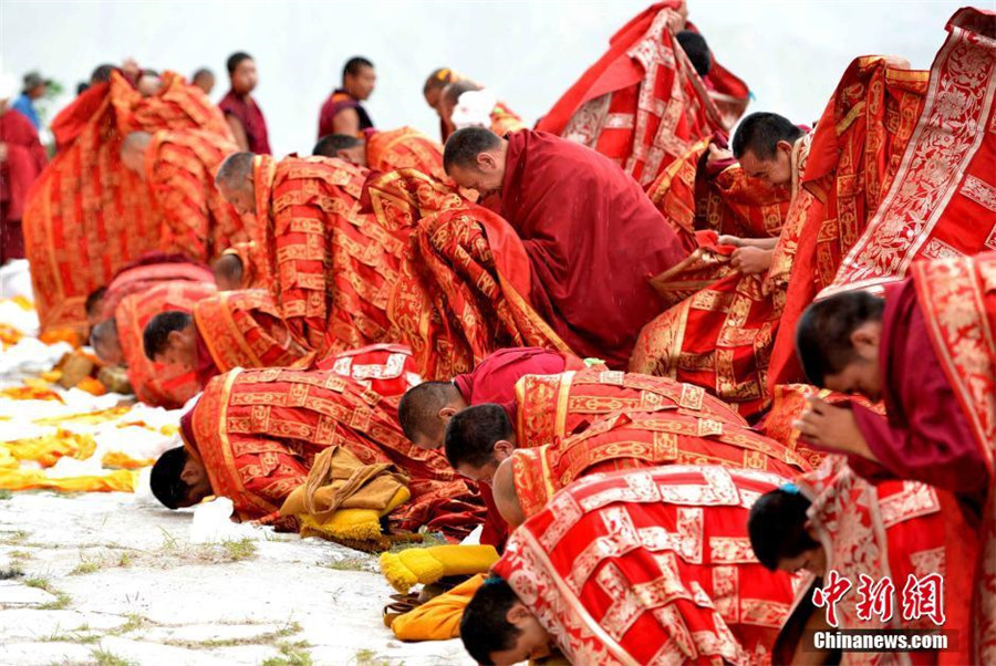 Thangka worship activity held in Tibet monastery