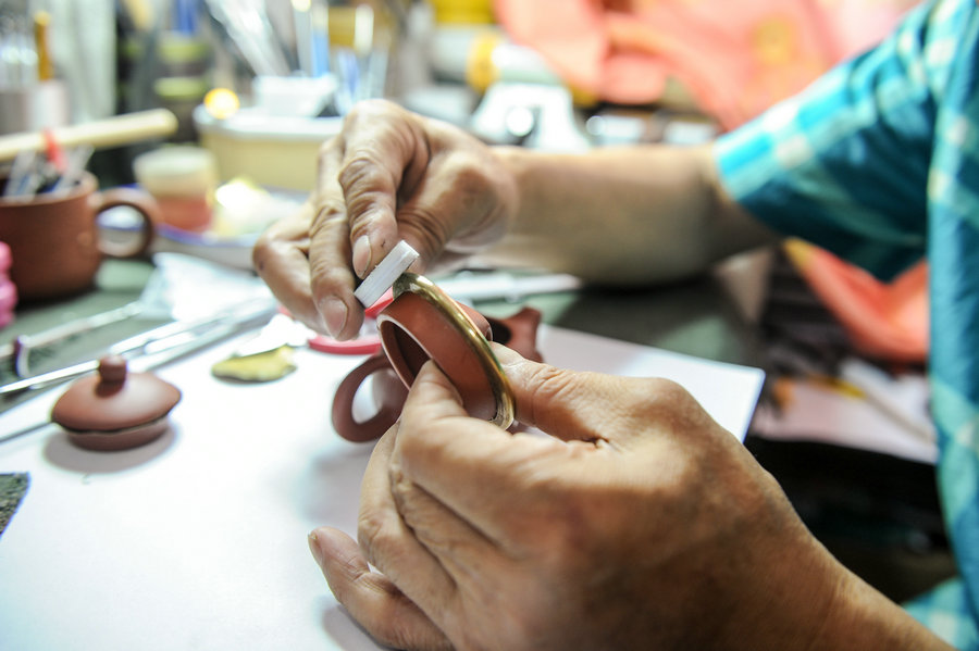 Zhang Yunqing: Keeping the craft of porcelain repair alive