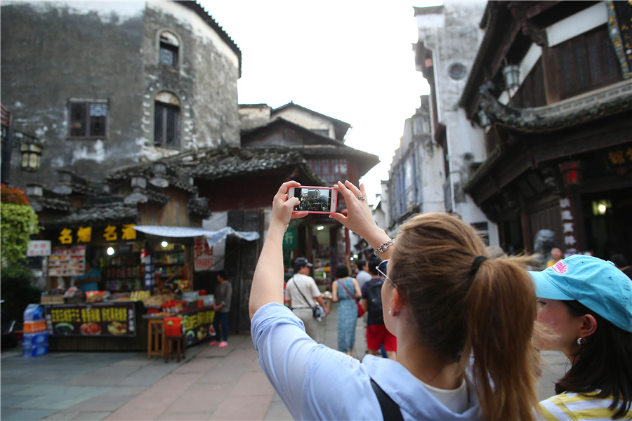 Sinologists visit historical sites in Anhui