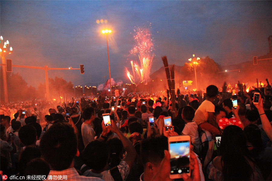 Yi ethnic people celebrate Torch Festival in Sichuan