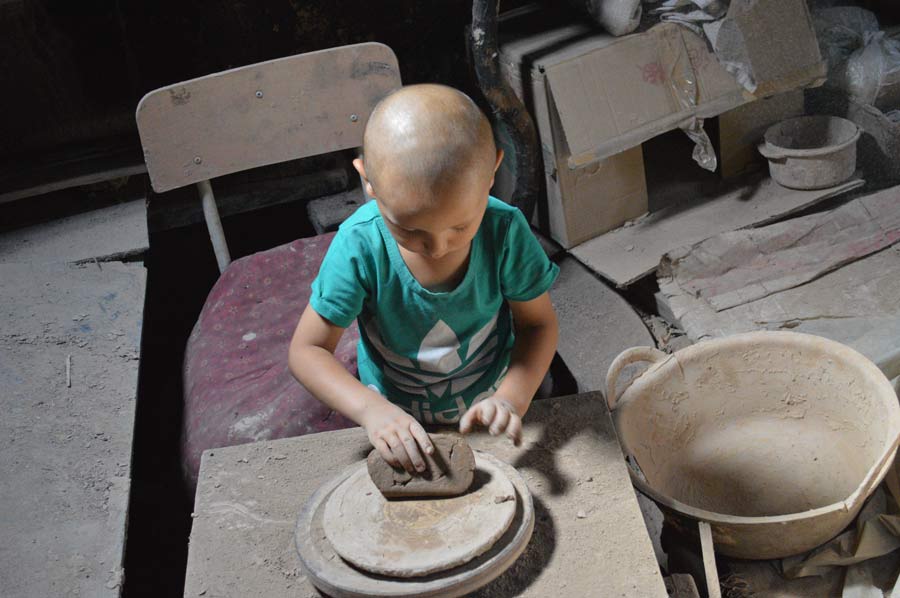 Young people try to revive traditional Kashgar pottery-making