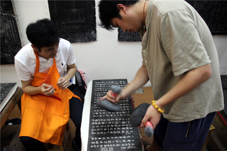 Japanese tourists learn stone rubbing in East China