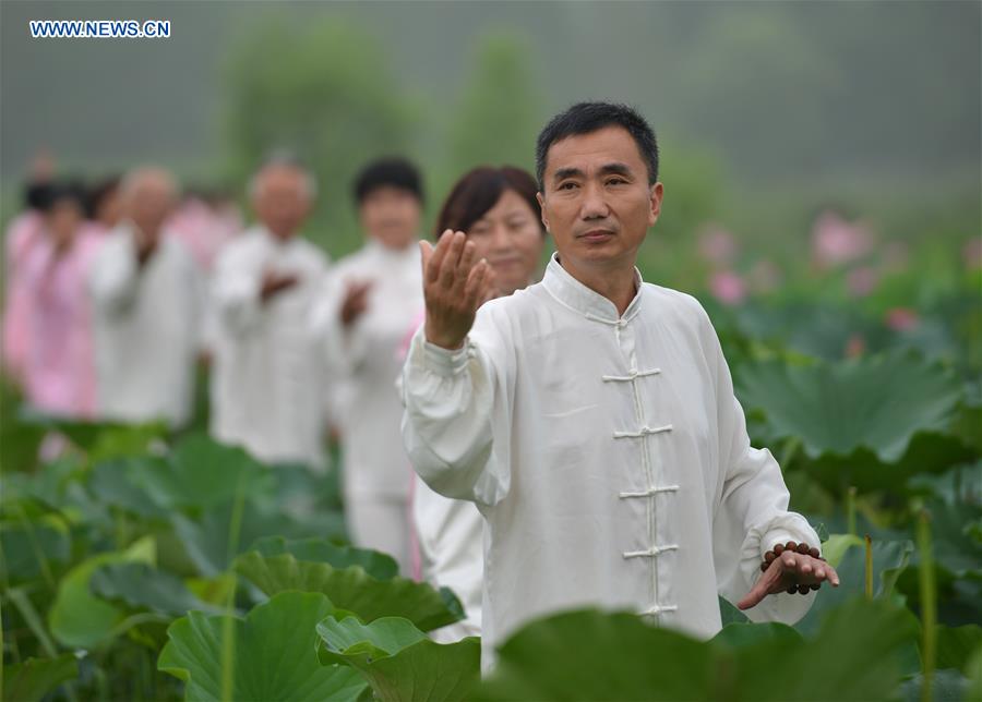 Tai chi lovers practice tai chi to greet Fitness Day across China