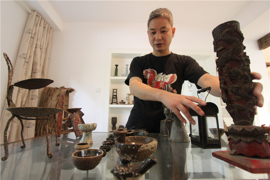 Folk collector gathers nearly 1,000 oil lamps in Anhui