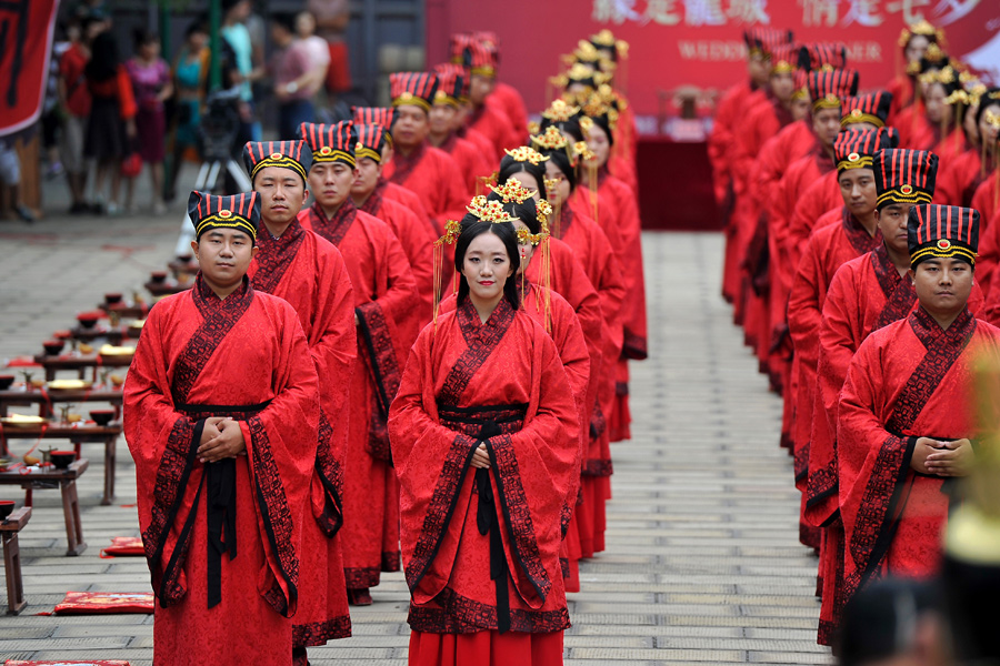 Couples marry in traditional costumes on Qixi