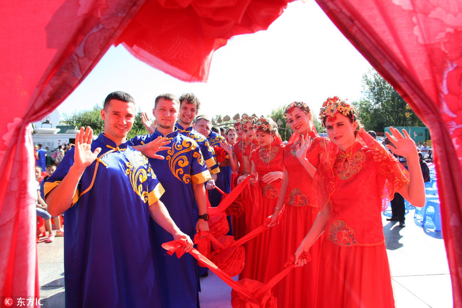 Couples marry in traditional costumes on Qixi