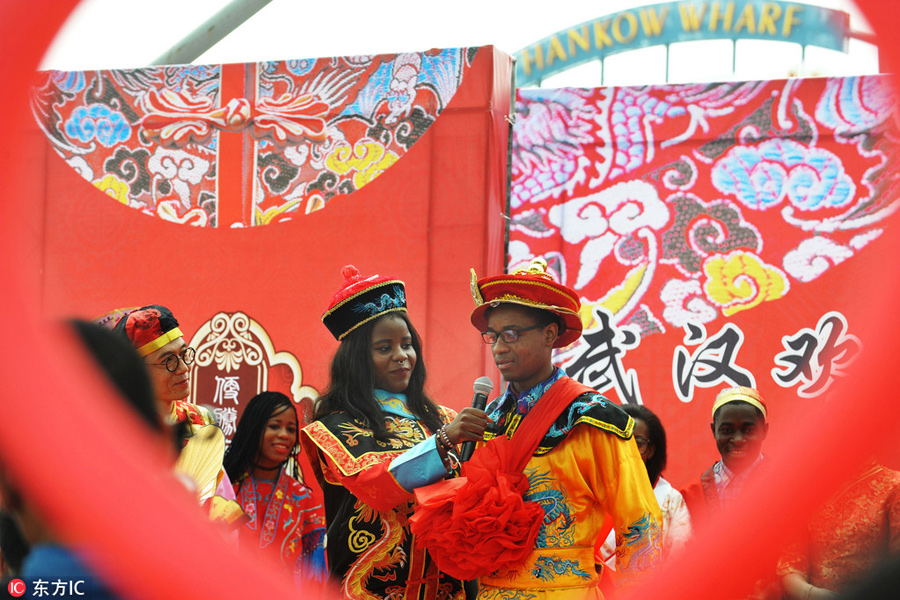 Couples marry in traditional costumes on Qixi