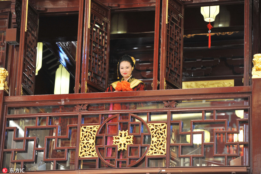 Couples marry in traditional costumes on Qixi