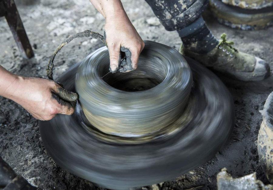 Yingjing County's hand-crafted 'black pottery'