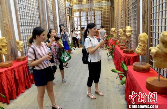 125 root sculptures shine with natural beauty in Fujian