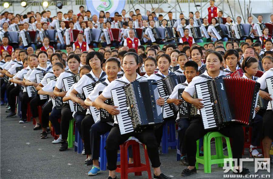 Accordion performance in Xinjiang breaks Guinness record