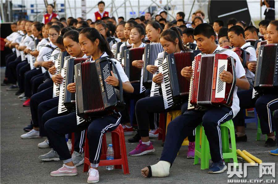 Accordion performance in Xinjiang breaks Guinness record