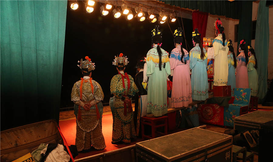 Qinqiang Opera actors brave heat to bring smile to faces