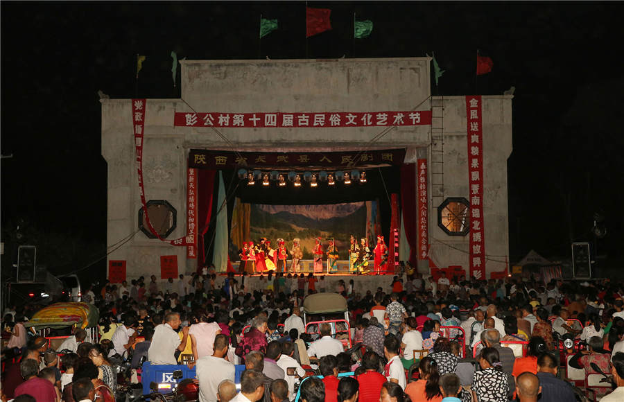 Qinqiang Opera actors brave heat to bring smile to faces