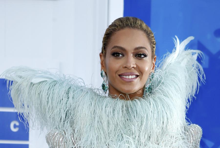 Beyonce storms Video Music Awards, Rihanna gets lifetime award