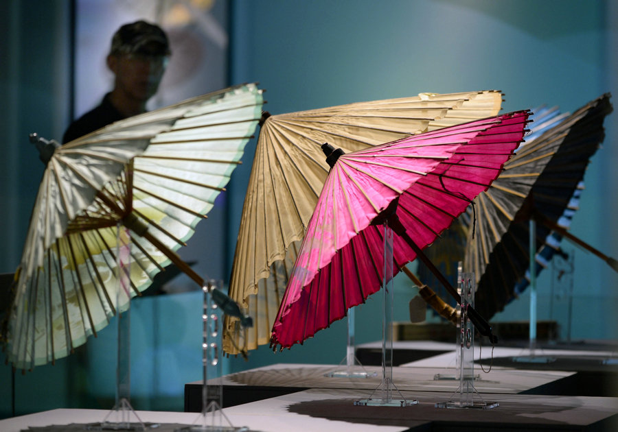 Exhibition of West Lake silk umbrellas held in Hangzhou