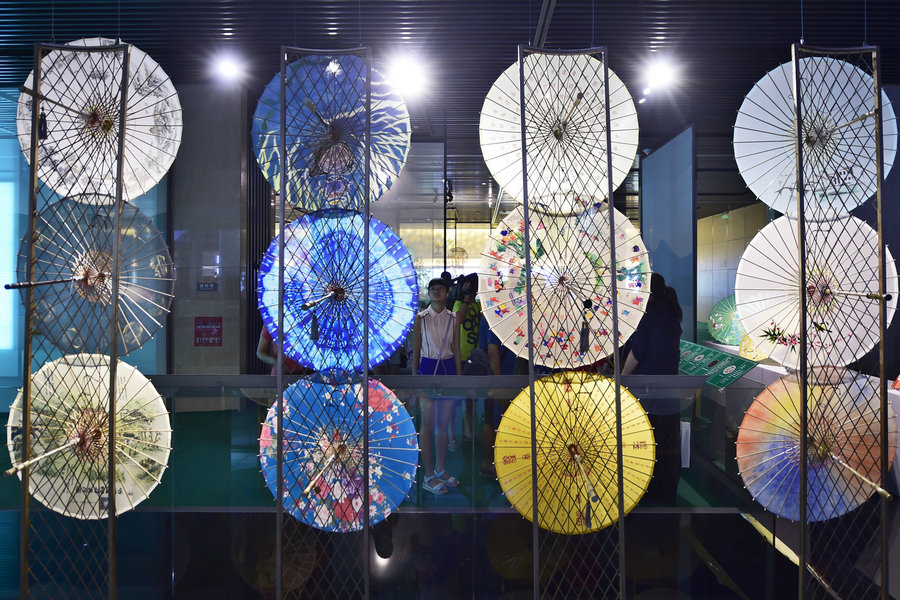 Exhibition of West Lake silk umbrellas held in Hangzhou