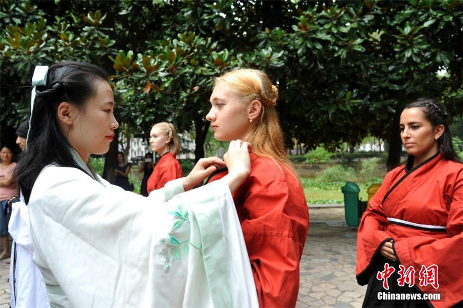 Foreign students wear Hanfu costumes to experience Chinese culture