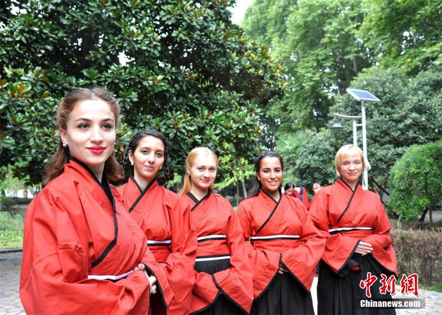 Foreign students wear Hanfu costumes to experience Chinese culture