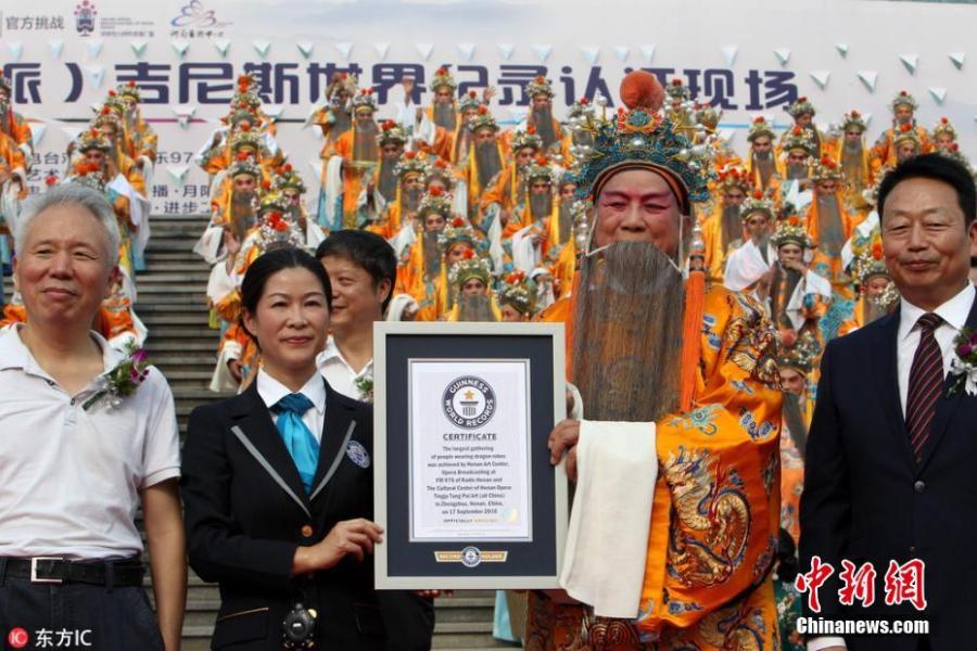 Yuju Opera fans, wearing imperial robes, make Guinness record