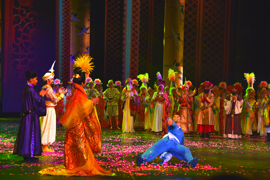 Classic dance drama 'Silk Road, Flower Rain' dazzles Dunhuang