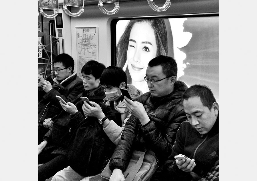 Street photographer captures hustle-bustle of Beijing in black and white