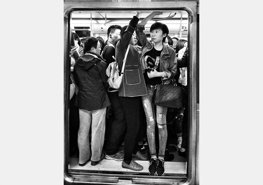 Street photographer captures hustle-bustle of Beijing in black and white