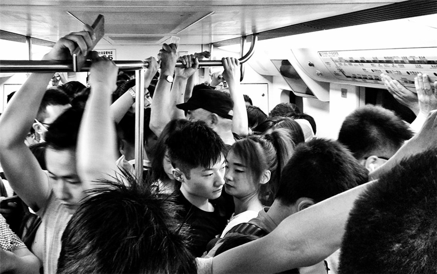 Street photographer captures hustle-bustle of Beijing in black and white