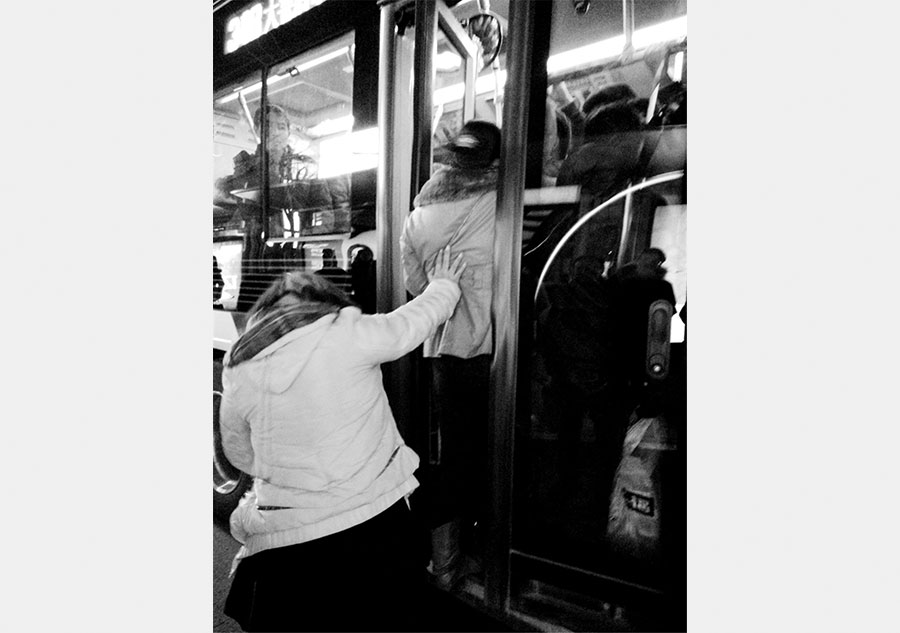 Street photographer captures hustle-bustle of Beijing in black and white