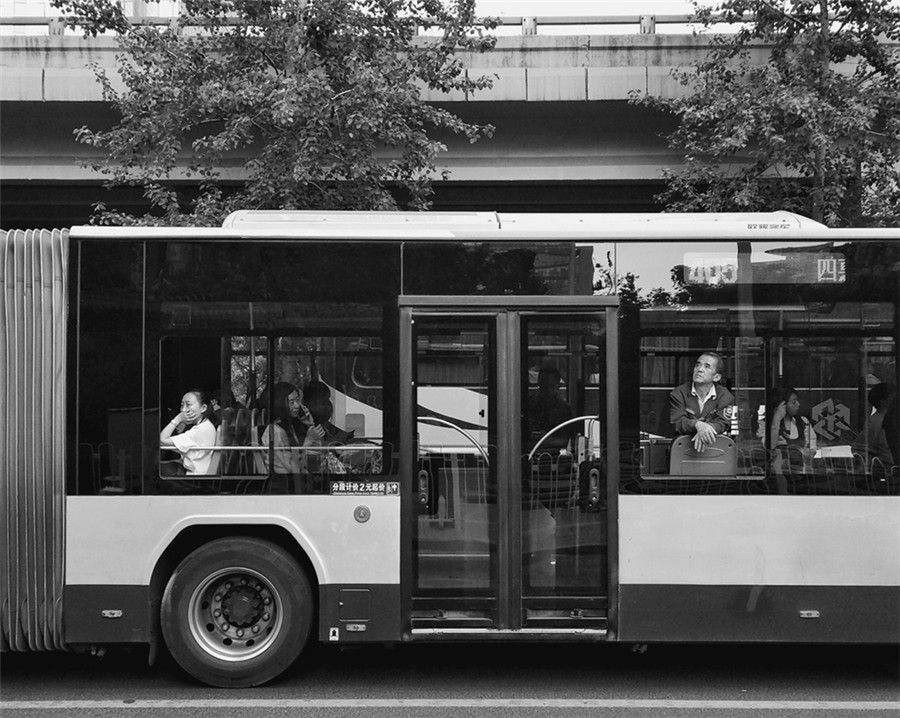 Street photographer captures hustle-bustle of Beijing in black and white