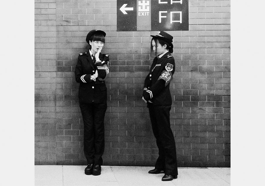 Street photographer captures hustle-bustle of Beijing in black and white