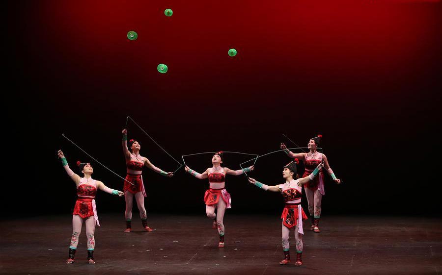 Acrobats from China perform in 'Dream Journey' in US