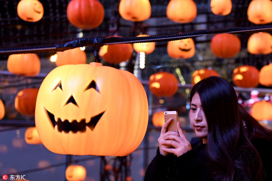 Sea of Halloween pumpkin lanterns lights up Shenyang